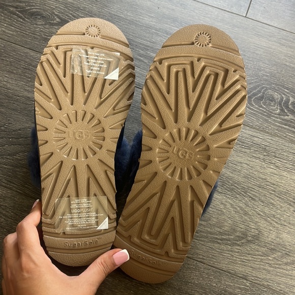 UGG Cozy Genuine Shearling Slipper - Picture 3 of 3